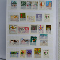 Vrac philatélique de timbres du monde en un carton.