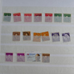 Vrac philatélique de timbres du monde en un carton.