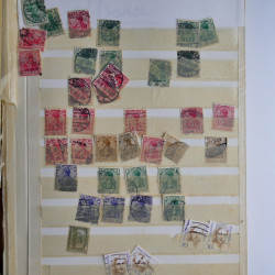 Vrac philatélique de timbres du monde en un carton.