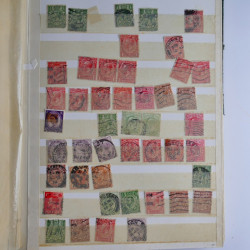 Vrac philatélique de timbres du monde en un carton.