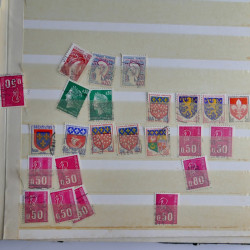 Vrac philatélique de timbres du monde en un carton.