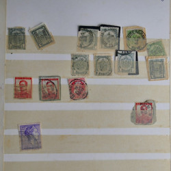 Vrac philatélique de timbres du monde en un carton.