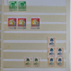 Vrac philatélique de timbres du monde en un carton.