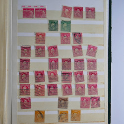 Vrac philatélique de timbres du monde en un carton.