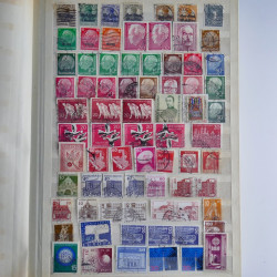 Vrac philatélique de timbres du monde en un carton.