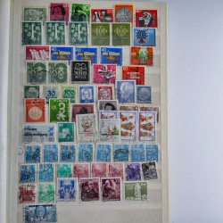 Vrac philatélique de timbres du monde en un carton.