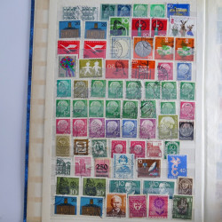 Vrac philatélique de timbres du monde en un carton.