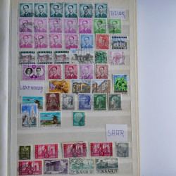 Vrac philatélique de timbres du monde en un carton.