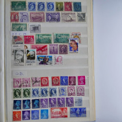 Vrac philatélique de timbres du monde en un carton.
