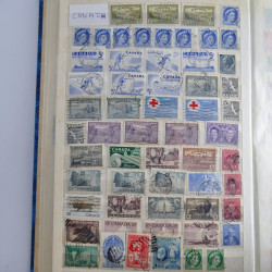 Vrac philatélique de timbres du monde en un carton.