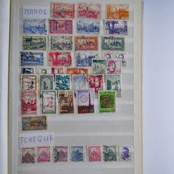Vrac philatélique de timbres du monde en un carton.