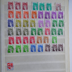 Vrac philatélique de timbres du monde en un carton.