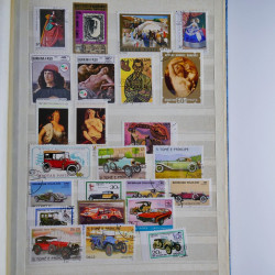 Vrac philatélique de timbres du monde en un carton.
