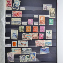 Vrac philatélique de timbres du monde en un carton.