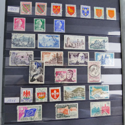 Vrac philatélique de timbres du monde en un carton.