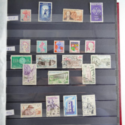 Vrac philatélique de timbres du monde en un carton.