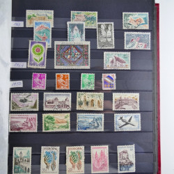 Vrac philatélique de timbres du monde en un carton.