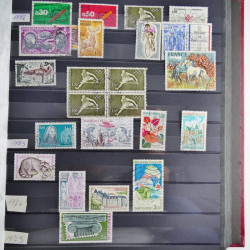Vrac philatélique de timbres du monde en un carton.