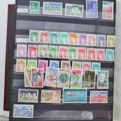 Vrac philatélique de timbres du monde en un carton.