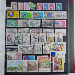 Vrac philatélique de timbres du monde en un carton.