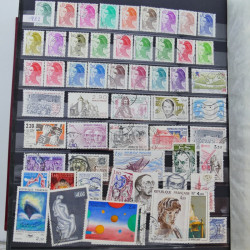 Vrac philatélique de timbres du monde en un carton.