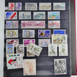 Vrac philatélique de timbres du monde en un carton.