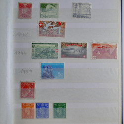 Vrac philatélique de timbres du monde en un carton.