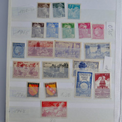 Vrac philatélique de timbres du monde en un carton.