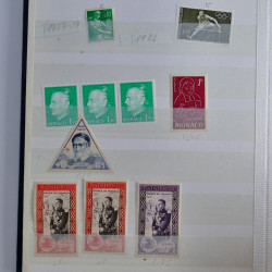 Vrac philatélique de timbres du monde en un carton.