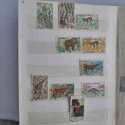 Vrac philatélique de timbres du monde en un carton.