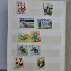 Vrac philatélique de timbres du monde en un carton.