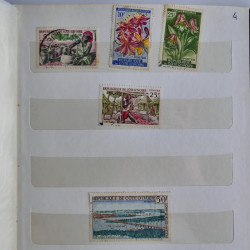 Vrac philatélique de timbres du monde en un carton.