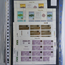 Vrac philatélique de timbres du monde en un carton.