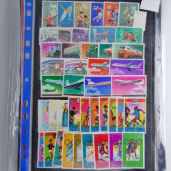 Vrac philatélique de timbres du monde en un carton.