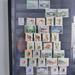 Vrac philatélique de timbres du monde en un carton.