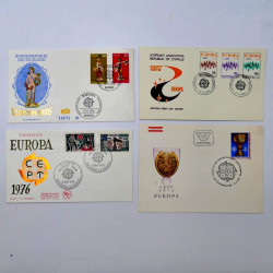 Lot de 135 enveloppes FDC timbres d'Europa 1970-1976 en une boite.
