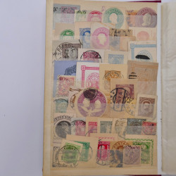 Lot de +700 fragments entiers postaux du monde en un album.