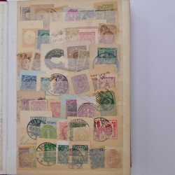 Lot de +700 fragments entiers postaux du monde en un album.
