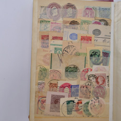 Lot de +700 fragments entiers postaux du monde en un album.