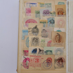 Lot de +700 fragments entiers postaux du monde en un album.