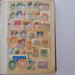 Lot de +700 fragments entiers postaux du monde en un album.