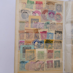 Lot de +700 fragments entiers postaux du monde en un album.