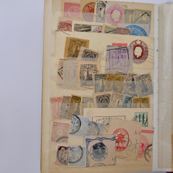 Lot de +700 fragments entiers postaux du monde en un album.