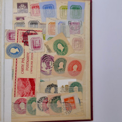 Lot de +700 fragments entiers postaux du monde en un album.