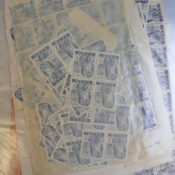 Stock de timbres de Sarre émis en 1947 neufs en un album.