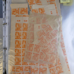Stock de timbres de Sarre émis en 1947 neufs en un album.