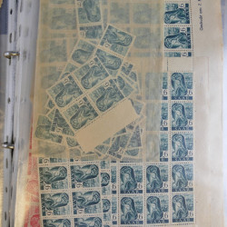 Stock de timbres de Sarre émis en 1947 neufs en un album.