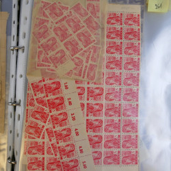 Stock de timbres de Sarre émis en 1947 neufs en un album.