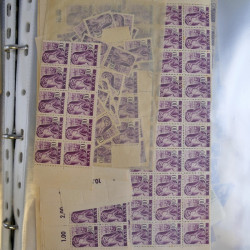 Stock de timbres de Sarre émis en 1947 neufs en un album.