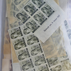 Stock de timbres de Sarre émis en 1947 neufs en un album.